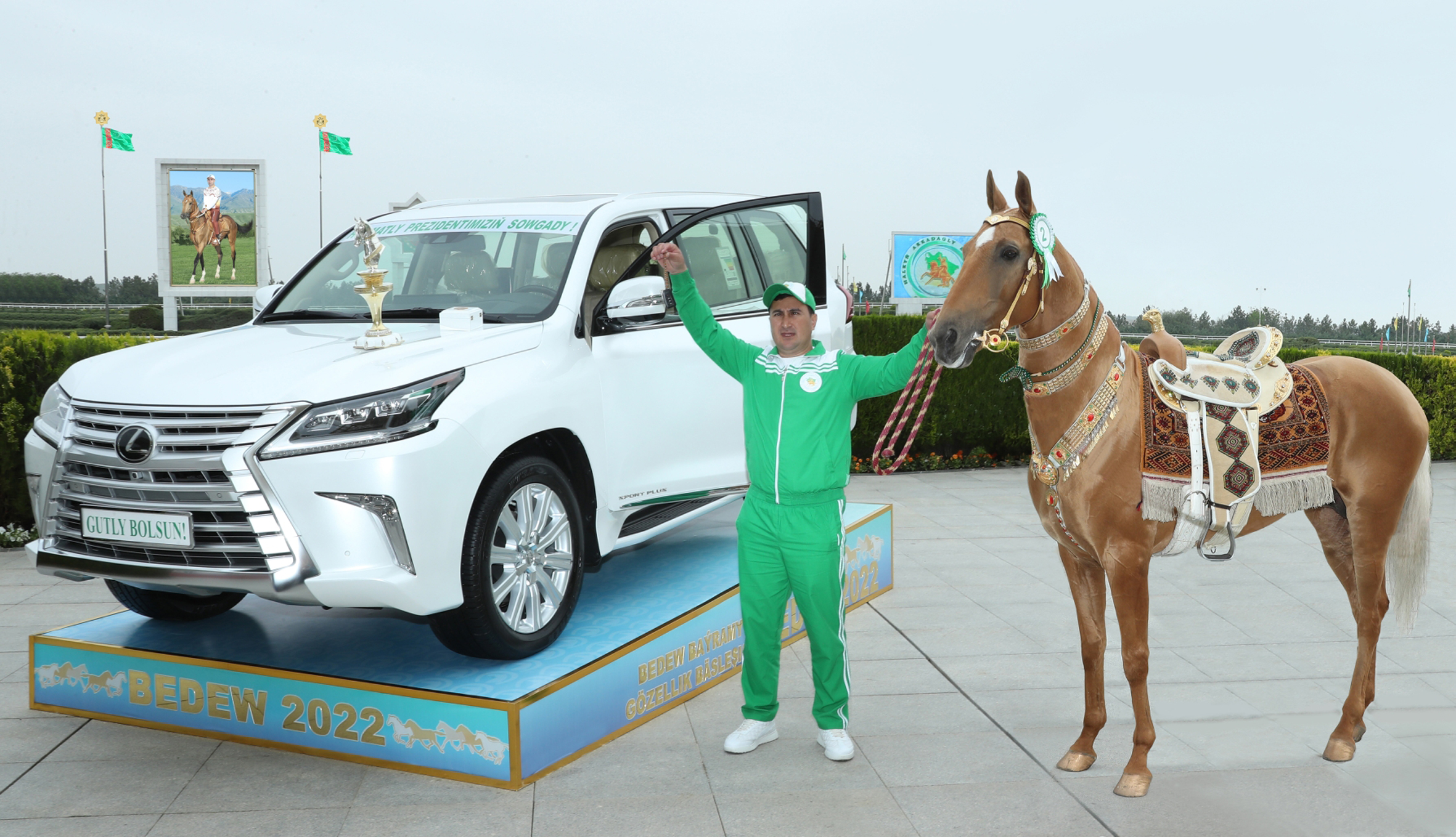 Döwlet Baştutanymyz Serdar Berdimuhamedow Türkmenistanyň Prezidentiniň Ahalteke atçylyk toplumyndaky dabaralara gatnaşdy